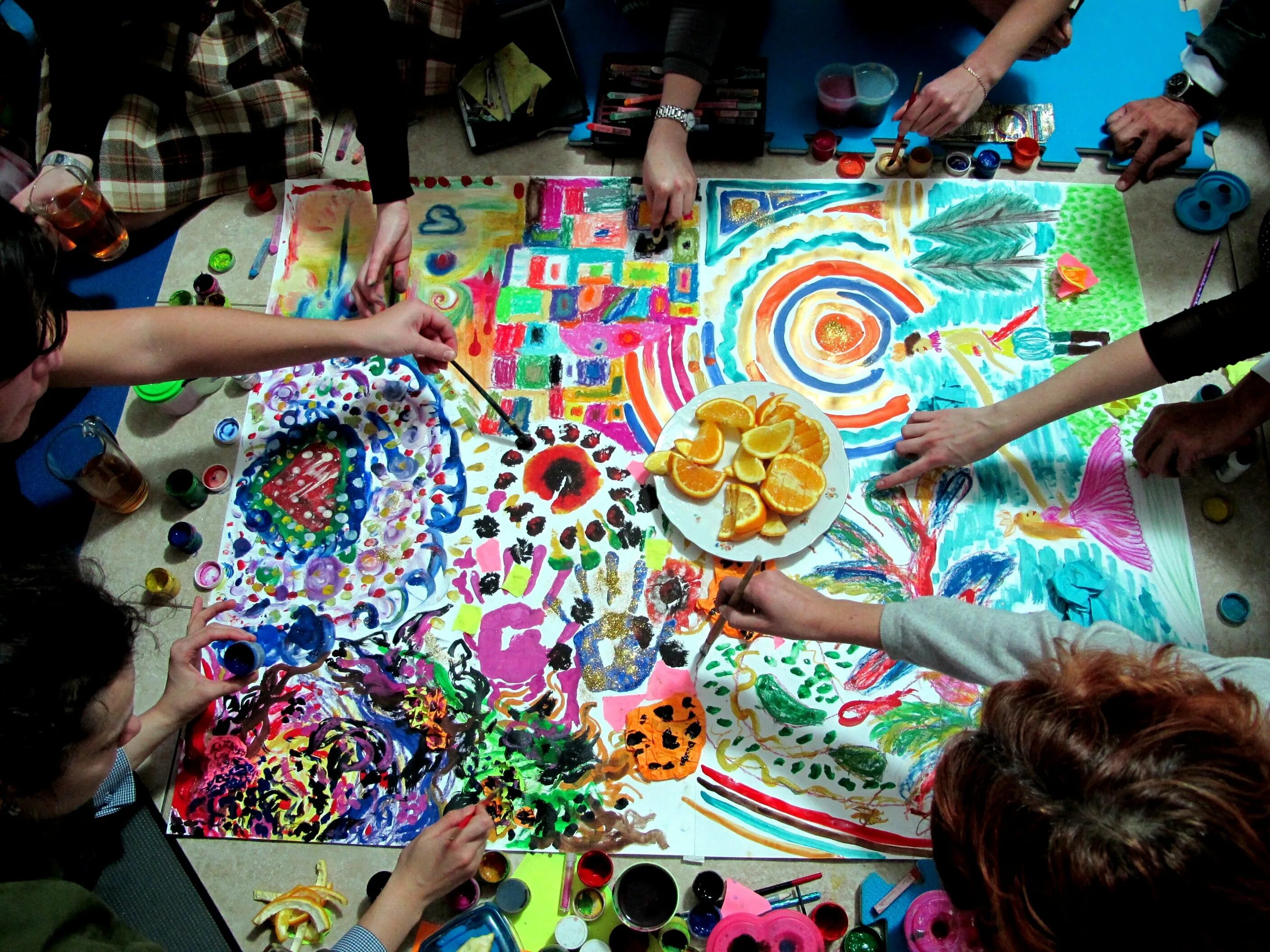 творческие игры для детей. в мире творчества и игры. дети играющие в настольные игры. мастер класс по росписи футболок для детей. в мире творчества и игры.