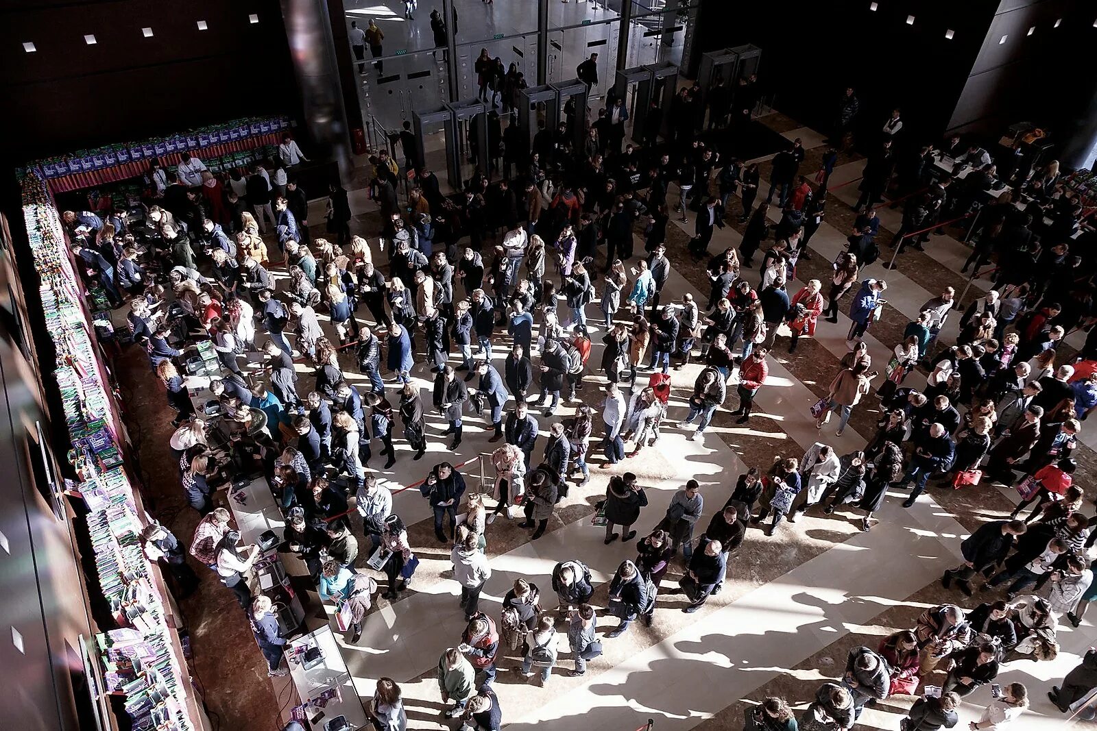 Толпа людей на выставке. Скопление людей на выставке. Обсуждение толпа людей на стульях. Скопление людей на выставке в Крокусе.