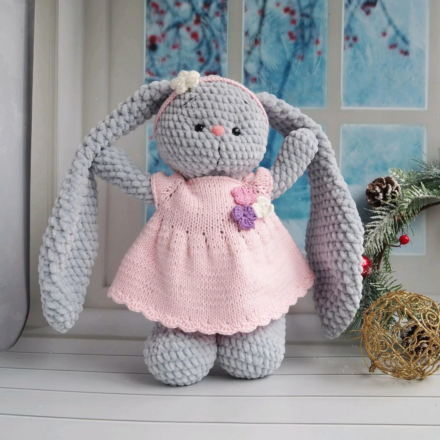 вязаная игрушка гайка из плюшевой пряжи. плюшевый зайка амигуруми. зефирный зайка из плюшевой пряжи. игрушки из пряжи зайчик. маленький вязаный зайчик.