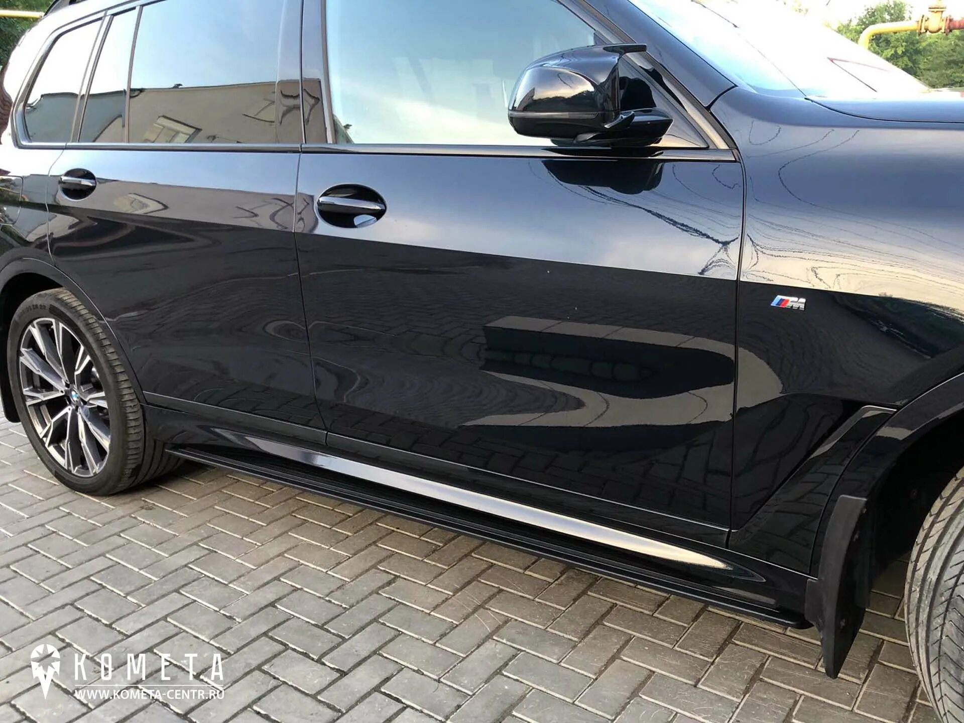 Bmw x7 пороги. Выдвижные пороги bmw x7. Подножки бмв x7. Подножки бмв x7. Пороги для bmw x7 g07.