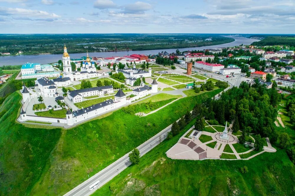 Как называется город тобольск. Тобольский Кремль Тобольск. Тобольский Кремль вид с Иртыша. Тобольск (ансамбль Тобольского Кремля). Тобольск Иртыш смотровая.