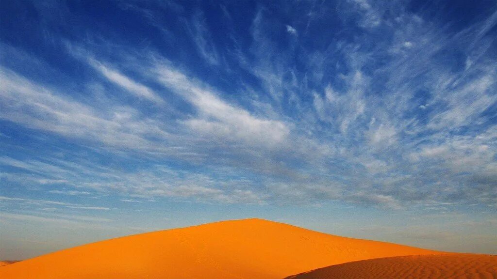 пейзаж пустыни. дюна горизон. облака над пустыней. пустынный пейзаж. небо в пустыне.