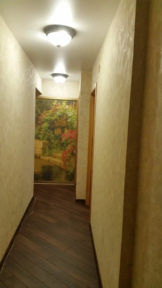 Коридор шириной метр. Шкаф в прихожую до потолка. Планировка узкой прихожей. Ремонт в коридоре идеи. Освещение узкого коридора в квартире.