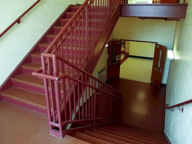 В школе втором этаже. Лестница в школе. Лестница в подъезде. Подъезд с деревянной лестницей. Лестничные ограждения в школе.