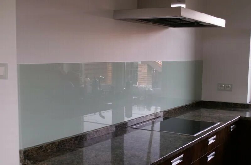 Прозрачный стеклянный фартук для кухни. Кухонный фартук стекло прозрачное. Фартук прозрачное стекло. Фартук из прозрачного стекла для кухни.