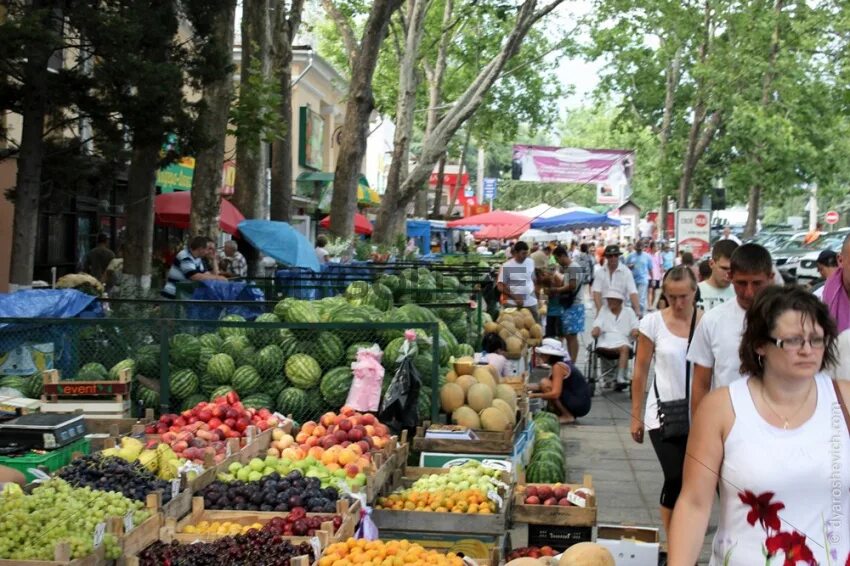 Овощной рынок ялта. Ялта рынок фрукты. Рынок в ялте продуктовый. Ялтинский овощной рынок. Центральный рынок ялта.