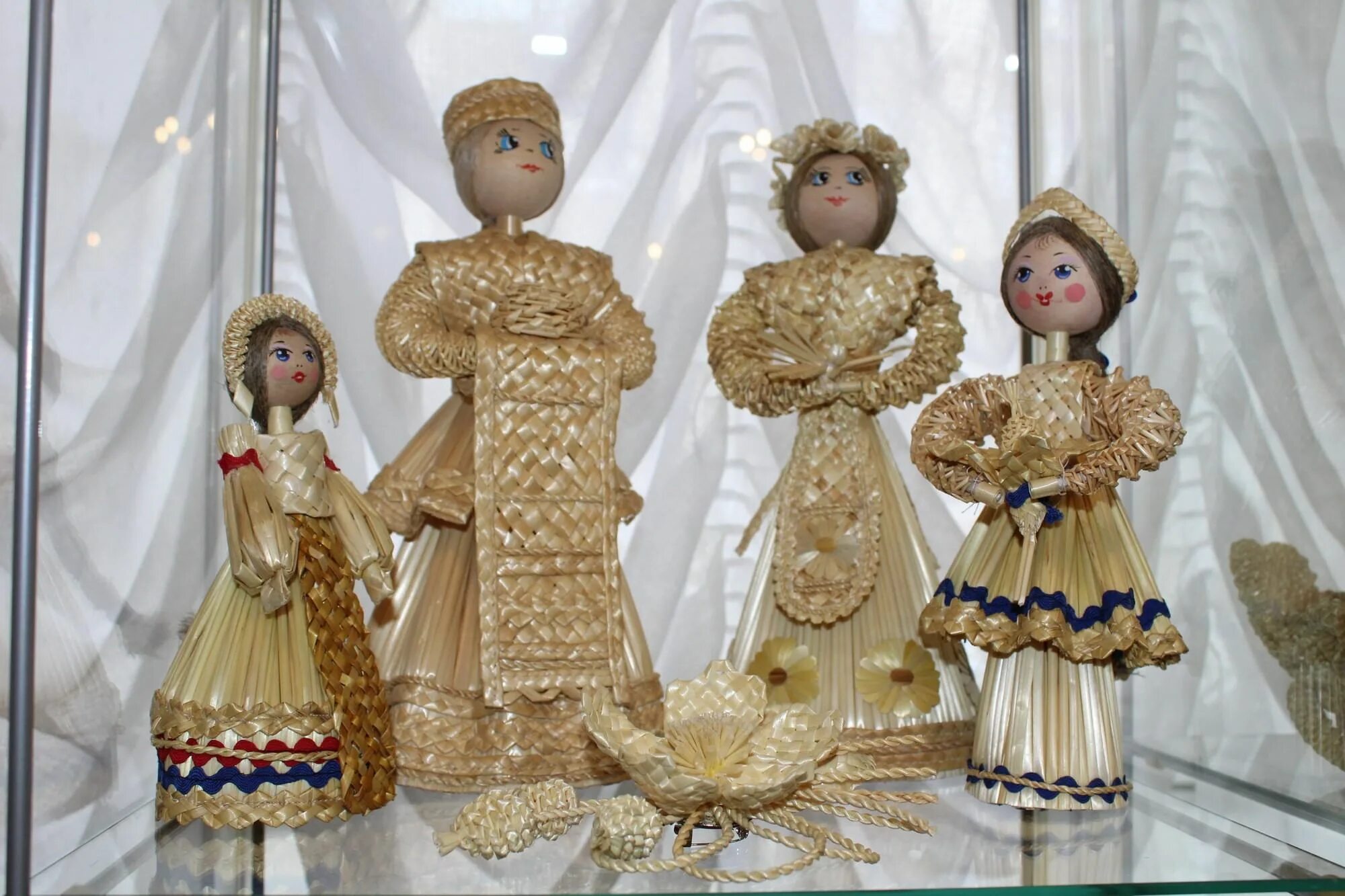 Соломенная игрушка народный промысел. Плетеная кукла из соломы. Народные промыслы белоруссии соломоплетение. Соломенная игрушка народный промысел. Кукла из соломы.