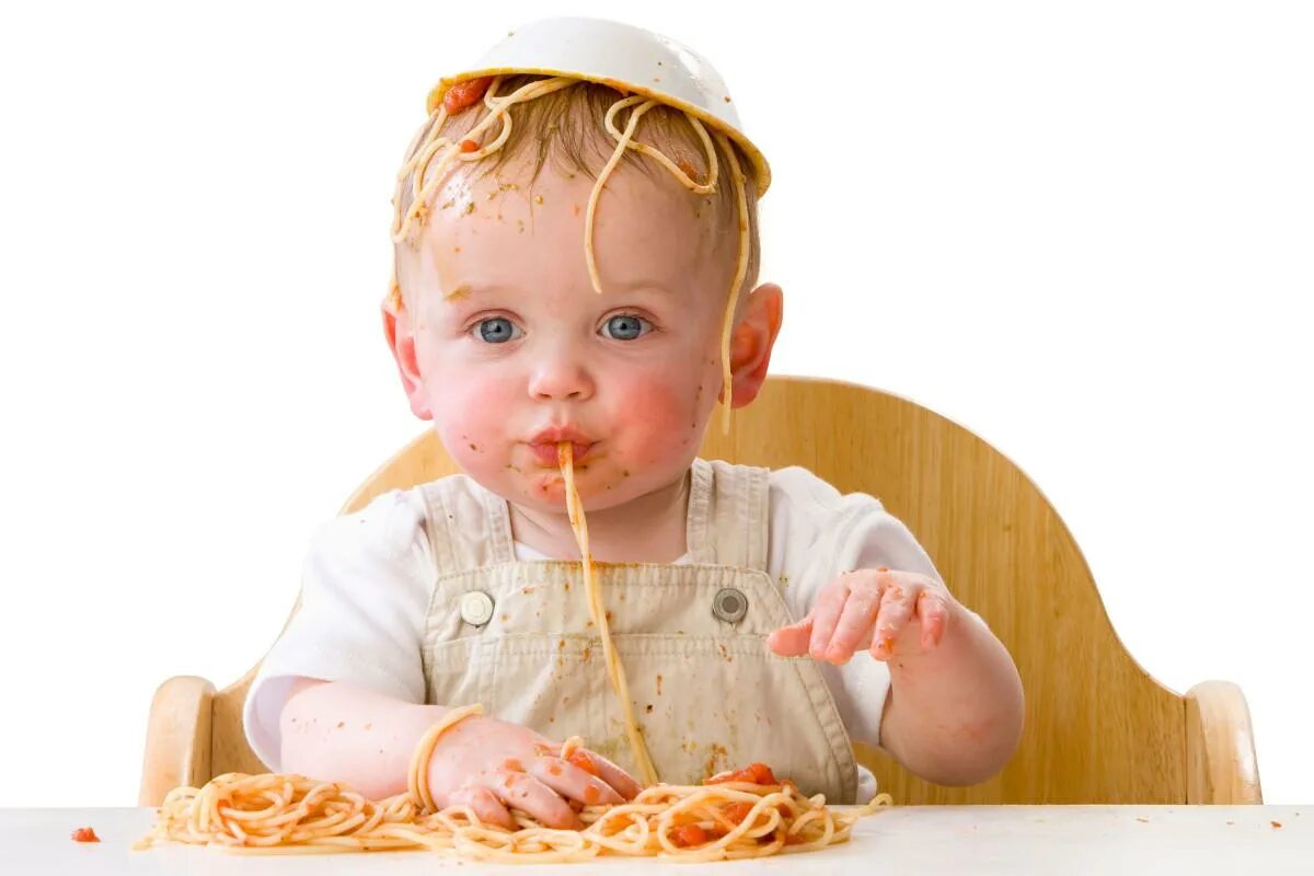 Есть до. Дети едят макароны. Малыш кушает. Малыш кушает сам. Ребенок я сам.