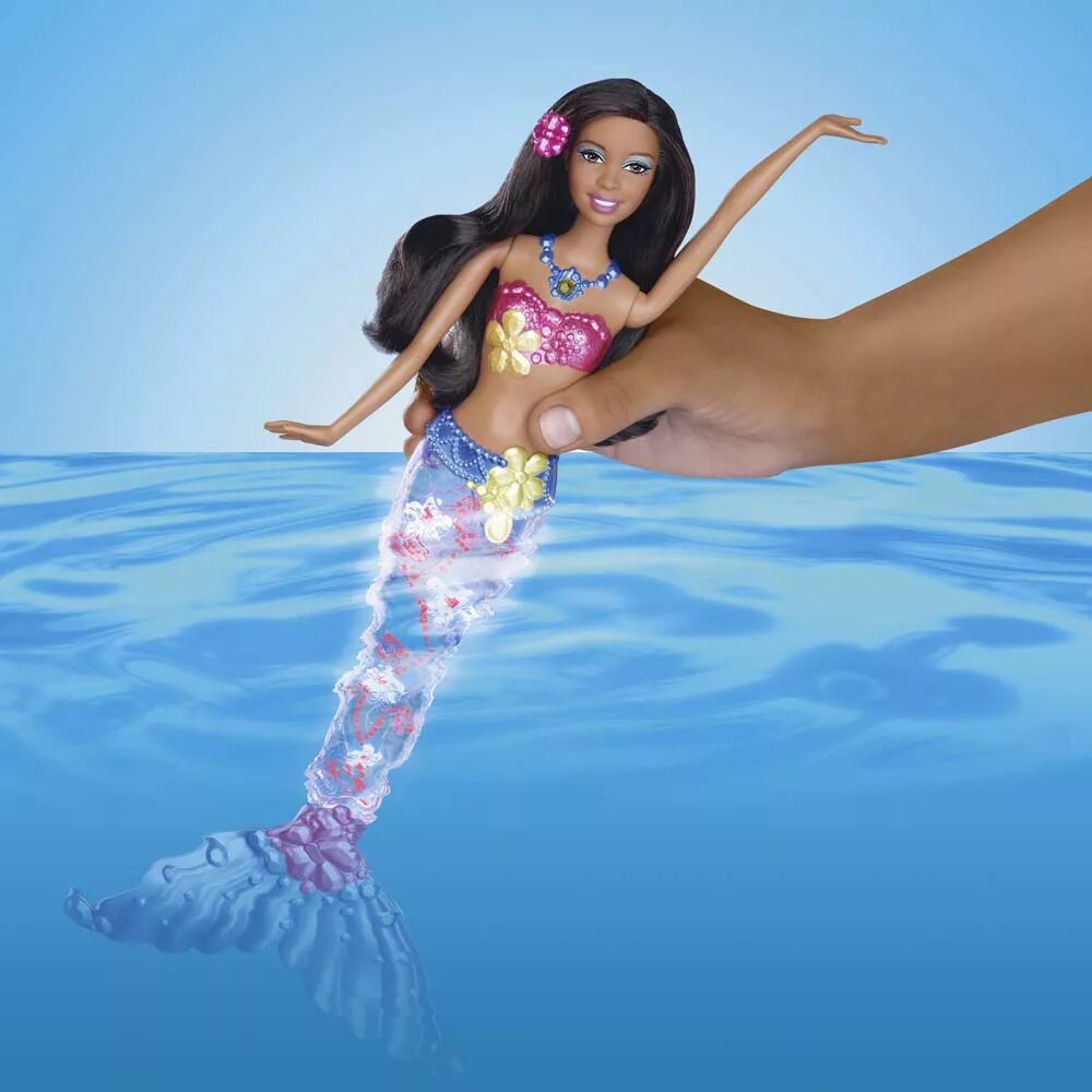 Кукла которая в воде. Кукла barbie сверкающая русалочка. барби с хвостом русалки. барби хвост русалки макендзи. кукла барби русалка со светящимся хвостом.
