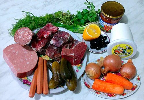 Что нужно для солянки по домашнему. Индигриенты для солянки. набор продуктов для солянки. мясные ингредиенты. ингредиенты для солянки мясной.