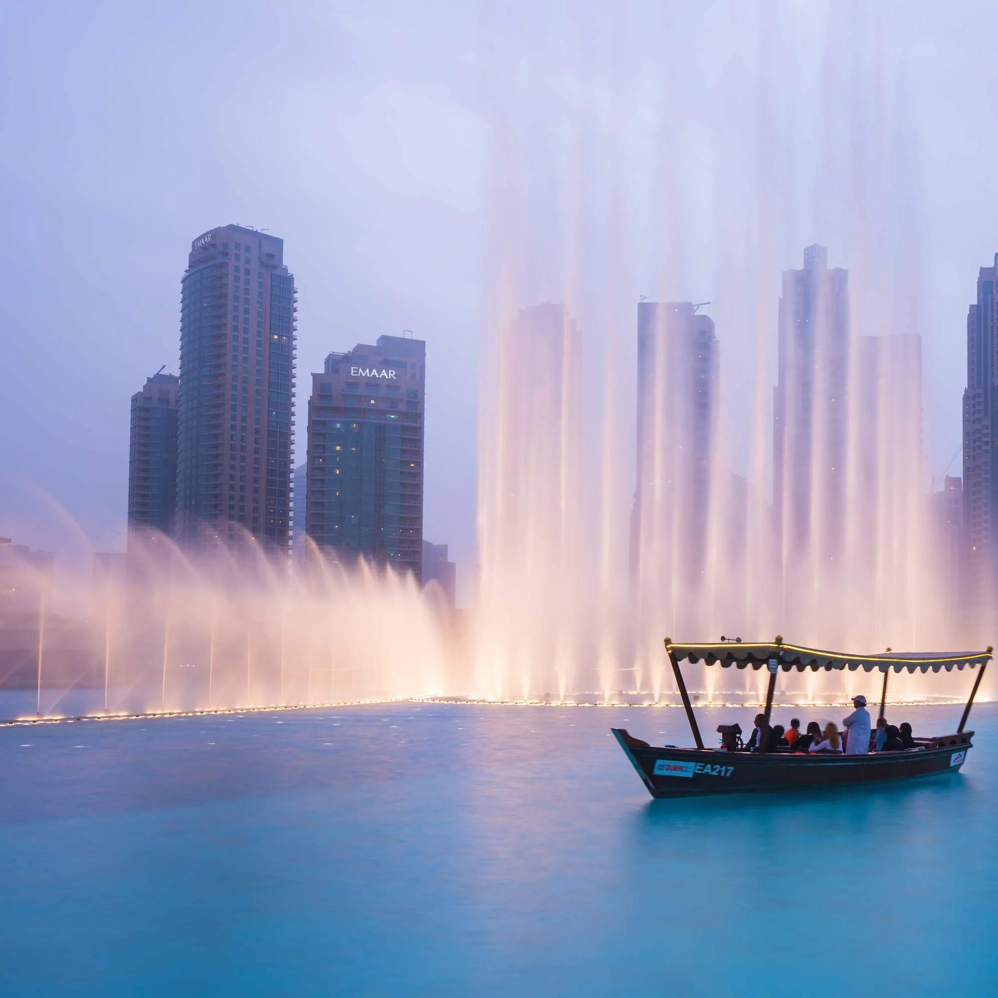 Dubai Fountain Дубай. Бурдж Халифа фонтаны. Фонтаны Атлантис Дубай. Дубаи фонтаны напротив Атлантиса.