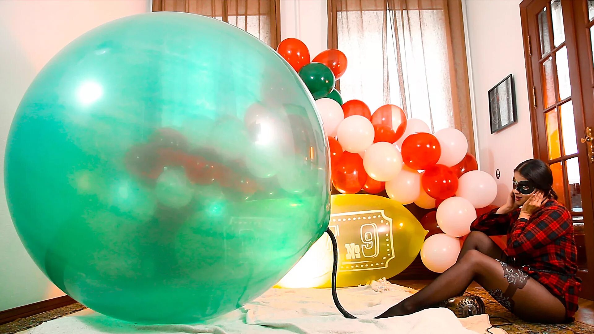 Песня house of balloons glass table girls. Девушка Looner. Катрин Галеева Looner. B2p Balloon. Лунеры с шарами.