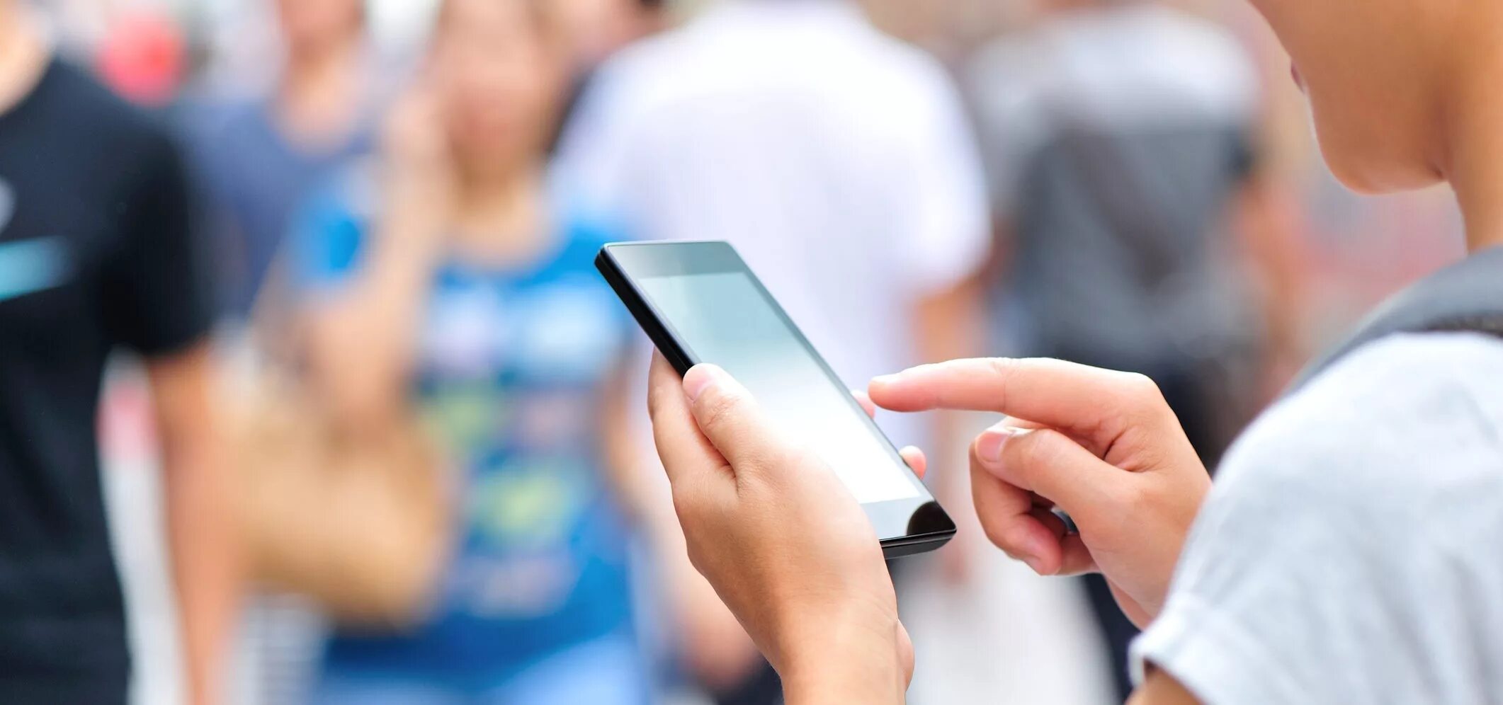 Мужчина с компьютером. Девушка с телефоном в руках. Женские руки компьютер. Красивая девушка с ноутбуком. Работа в интернете смартфоном.