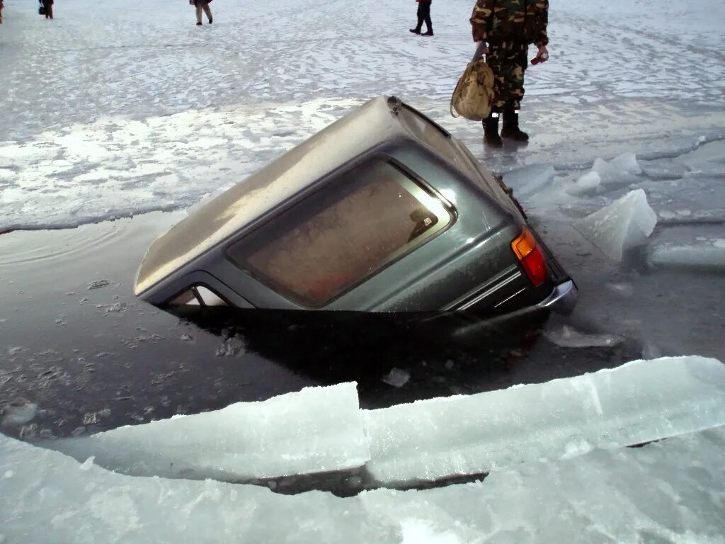 Можно на машине на лед. Машина подо льдом. Машина по льду. Машина ушла под лед. Машина вмерзла в лед.