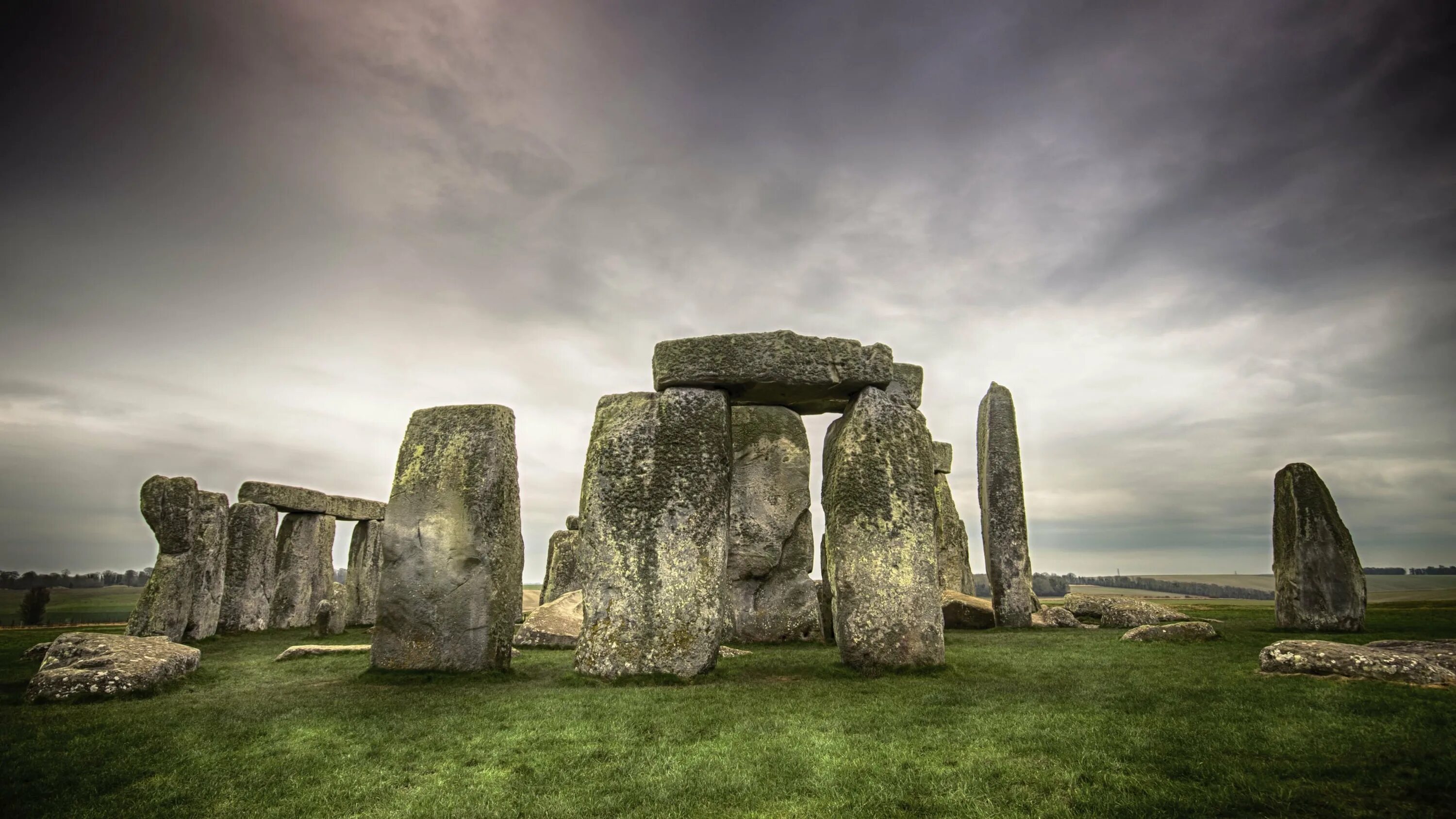 Stonehenge is perhaps the worlds. Кромлех Стоунхендж Англия. Мегалитические сооружения Стоунхендж. Стоунхендж Великобритания 2022. Камни в Англии Стоунхендж.