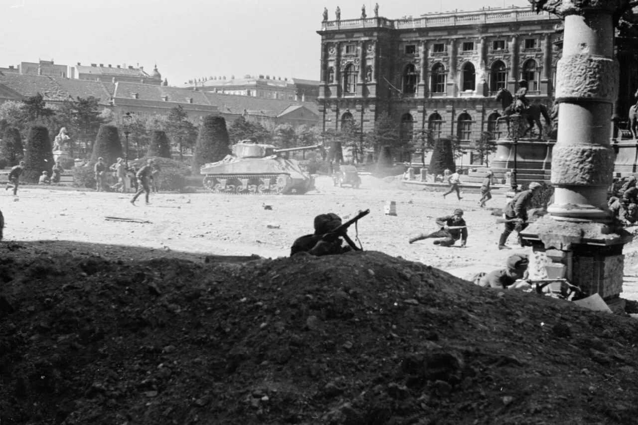 Битва за вену. Штурм Будапешта 1944. Освобождение Австрии 1945. Штурм Будапешта 1945.