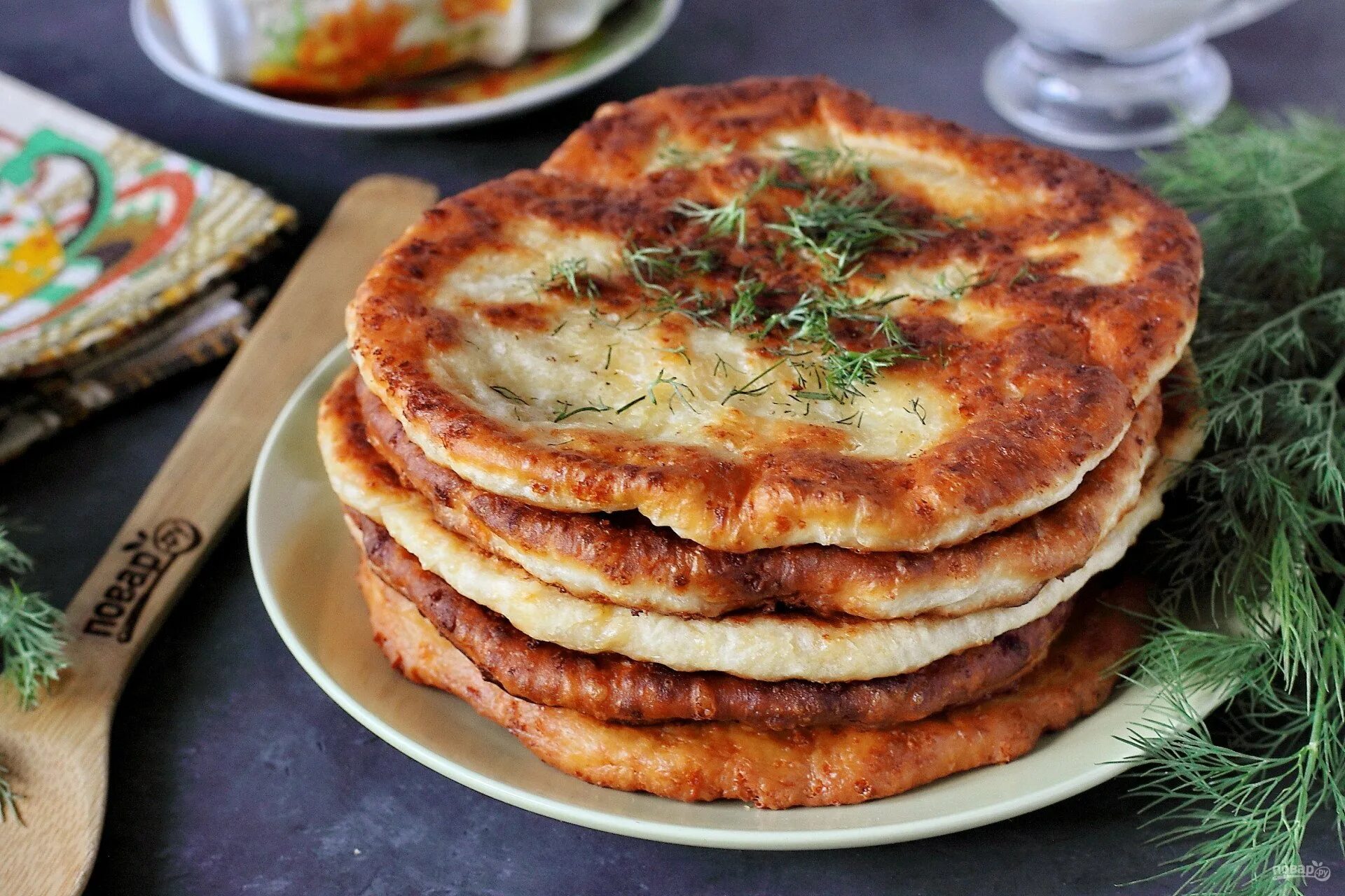 Лепешка с яйцом и сыром на сковороде. Сырная лепешка. Лепешки на скорую руку. Лепёшки на сковороде. Лепешка с сыром и зеленью.