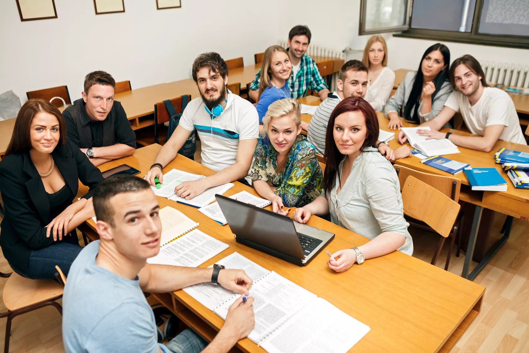 Заведения образования. Студенты в вузе. Студенты в аудитории. Преподавание в вузе. Занятия в университете.