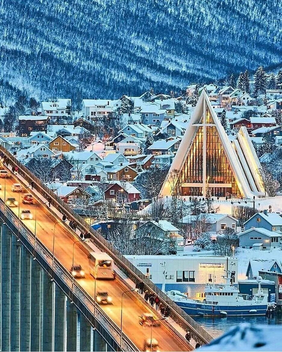 Северная норвегия тромс. Тромсё норвегия достопримечательности. Арктический собор тромсё. Северная норвегия тромс. Норвегия, tromsø.