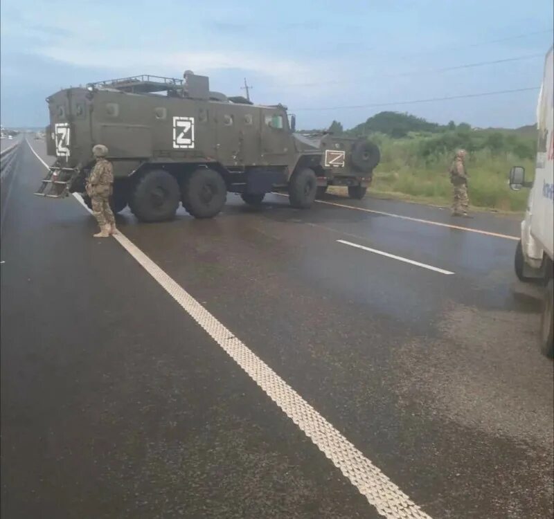 Военная колонна м4. Колонна военных грузовиков. Военные перекрыли дорогу.