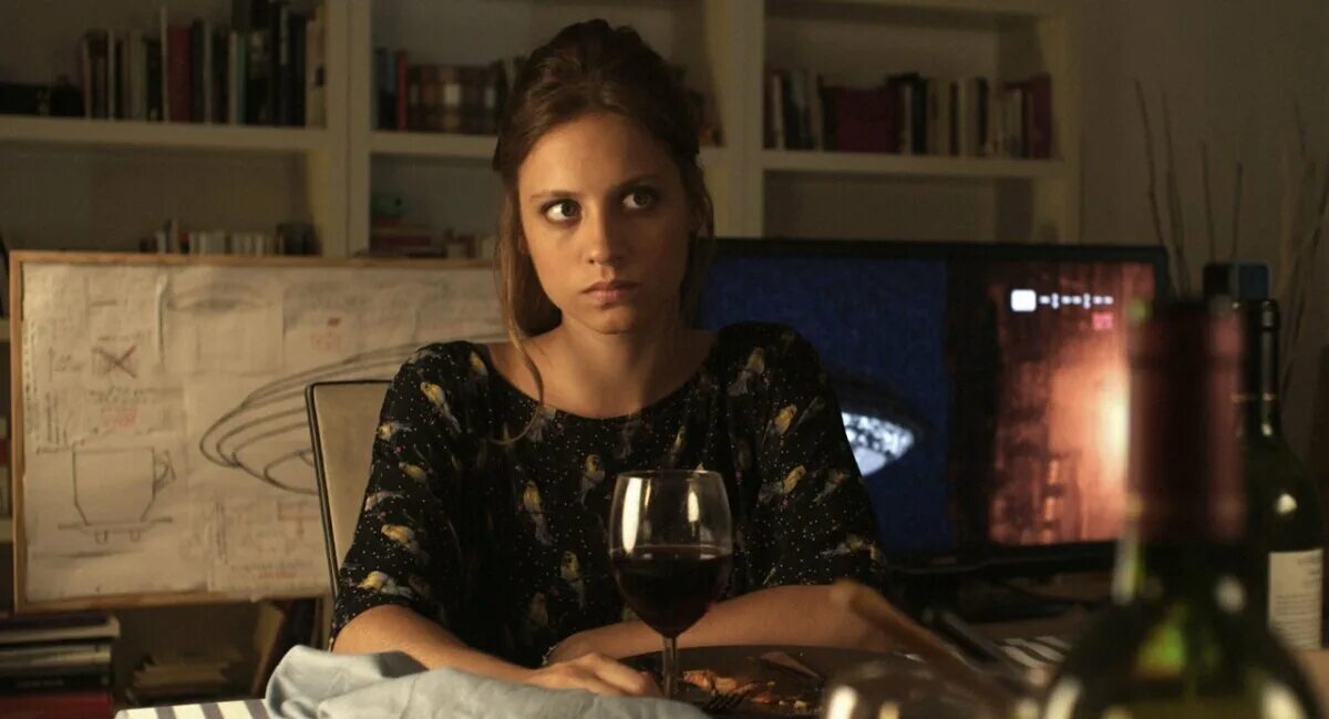 пришелец из космоса фильм 2011. хулиан вильягран. пришелец из космоса сериал 2021. пришелец из космоса 2011. пришелец из космоса фильм 2011 кадры.