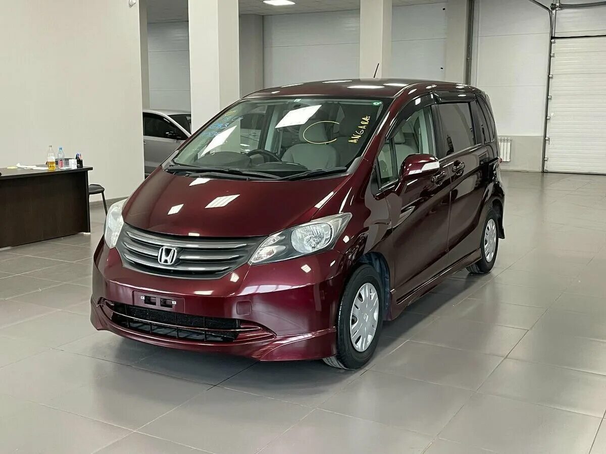 Honda freed 2009. Хонда минивэн правый руль. Honda freed Spike ПТФ. Honda freed 2009 комплектация цвет салона.