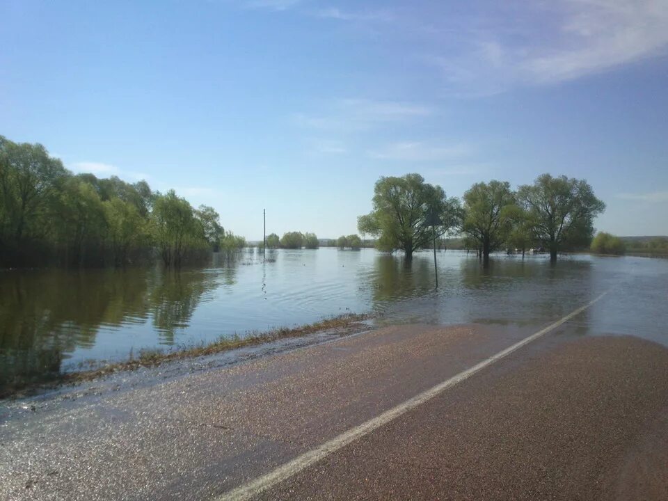 Уровень воды в белоомуте на сегодня оке. Разлив Оки Серпухов. Город Озеры разлив реки Оки. Река Ока Дединово. Река Ока Муром разлив.