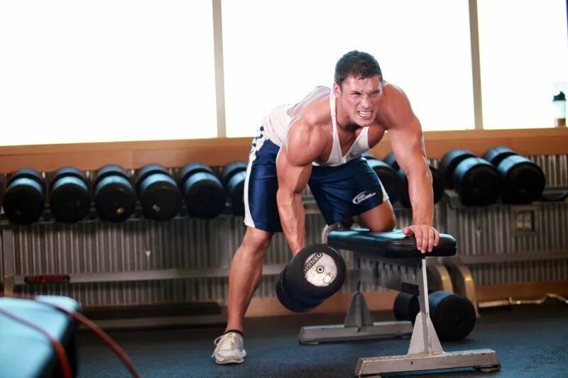 Должны ли мышцы болеть после каждой тренировки. Качок в зале. Парень качается в зале. Спортсмены в качалке. Парень качается в спортзале.