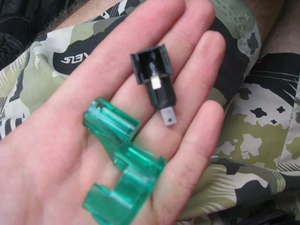 Прикуриватель nexia n150. Замкнутый прикуриватель. Замкнутый прикуриватель. Прикуриватель нексия 150 розетка. Замыкает прикуриватель.