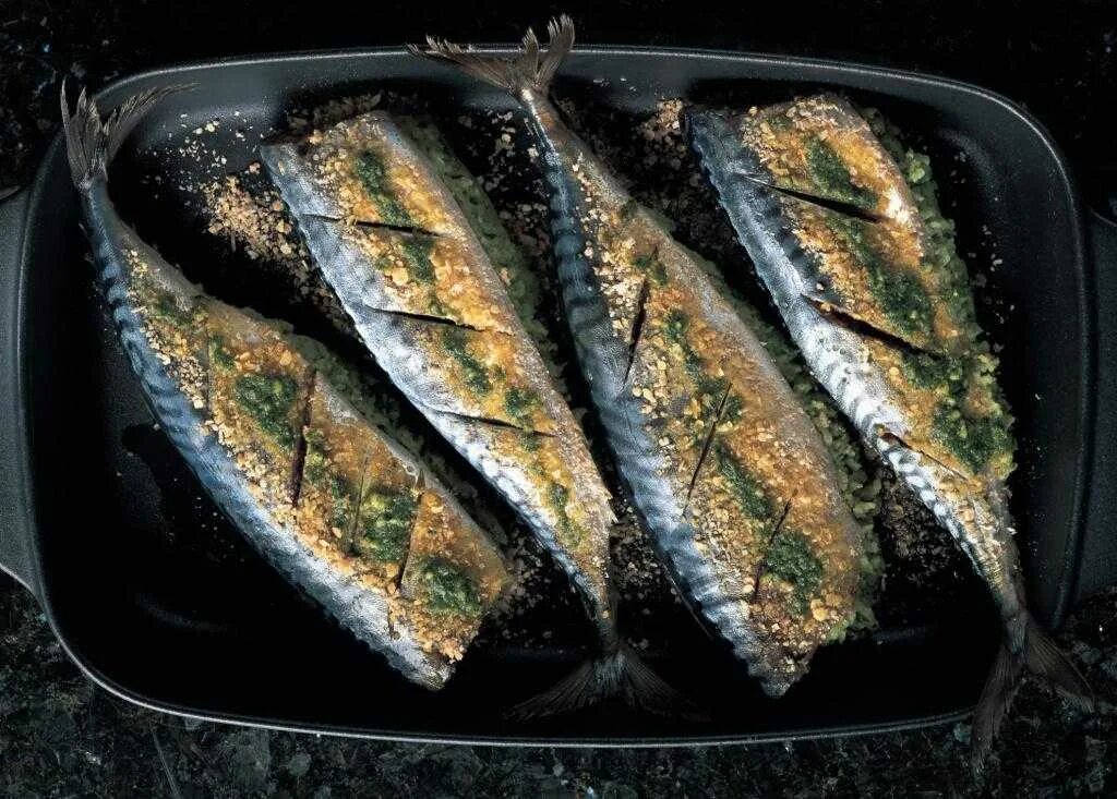 Как приготовить скумбрию в духовке быстро. Скумбрия запеченная в духовке. платанная скумбрия. скумбрия в духовке рец. uskumru.