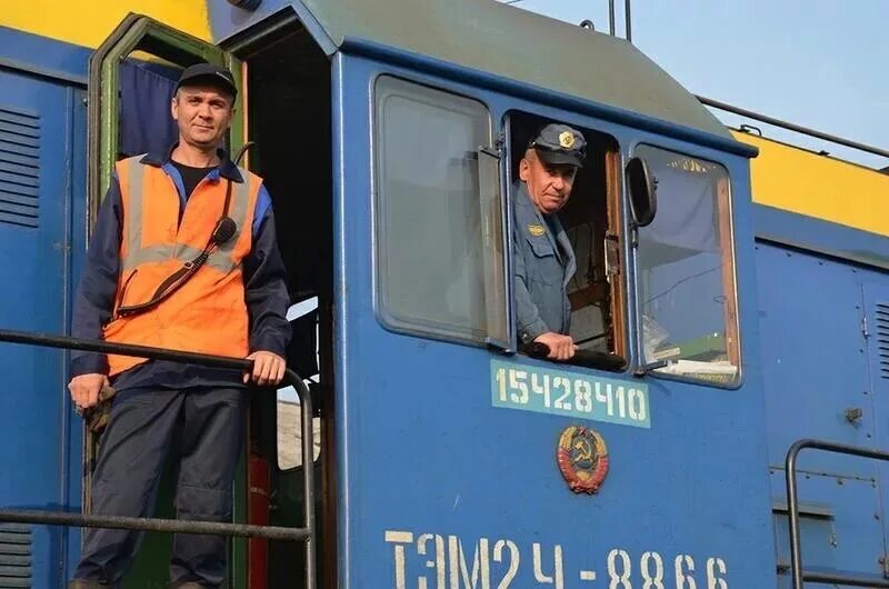 Помощник машиниста тепловоза электровоза. Помощник машиниста электровоза тепловоза. Профессия помощник машиниста тепловоза. Помощник машиниста тепловоза, помощник машиниста электровоза. Машинист маневрового Локомотива.