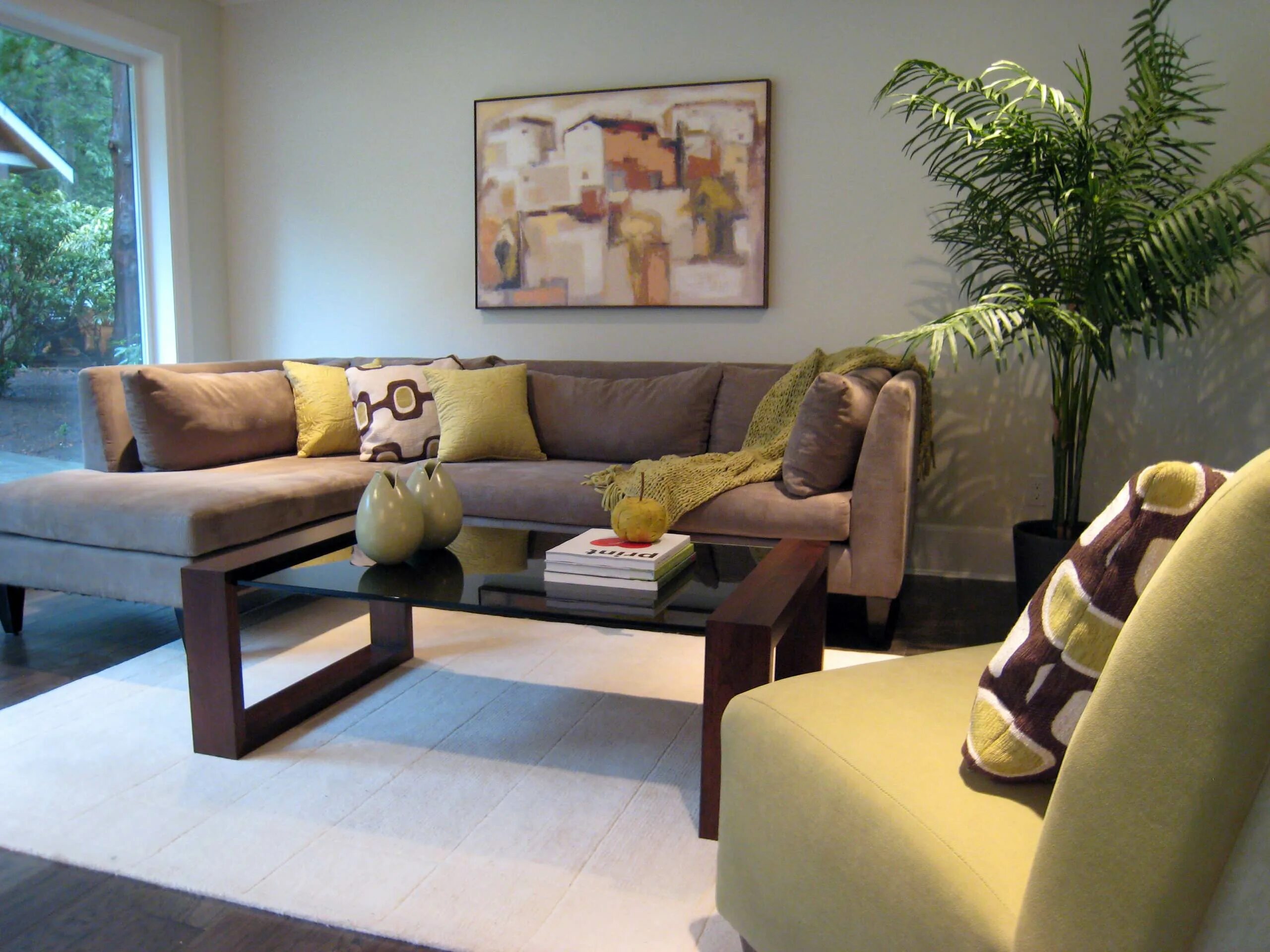 Цвет диванов в интерьере гостиной. Диван в интерьере гостиной. Гостиная с диваном и креслами. Оливковый цвет в интерьере гостиной. Яркий диван в интерьере гостиной.