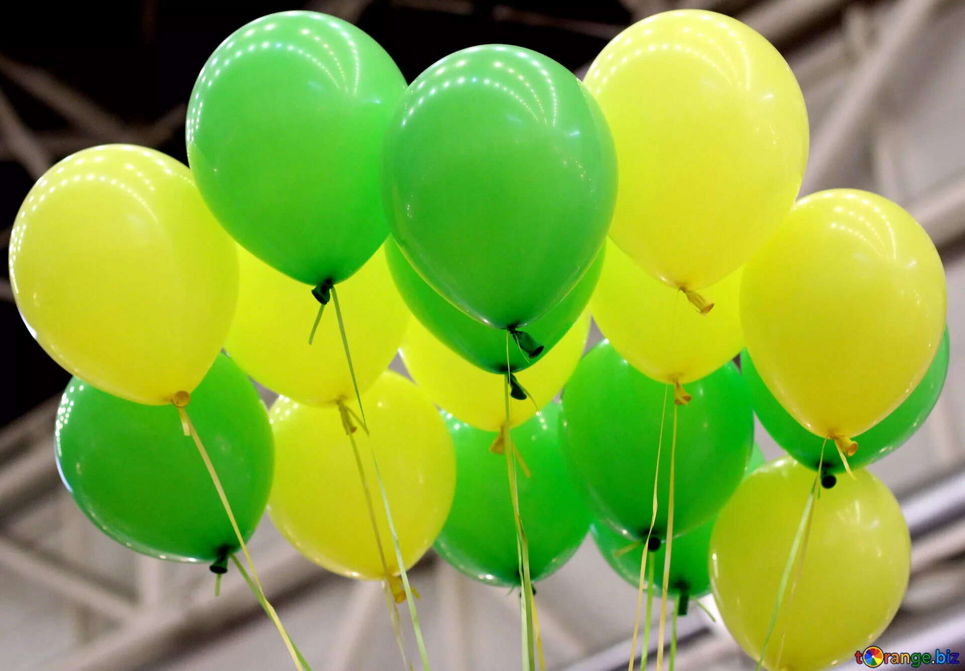 Шарики воздушные послушные. Воздушный шарик. Яркие воздушные шары. Желтые воздушные шары. Воздушные шары в зеленых тонах.