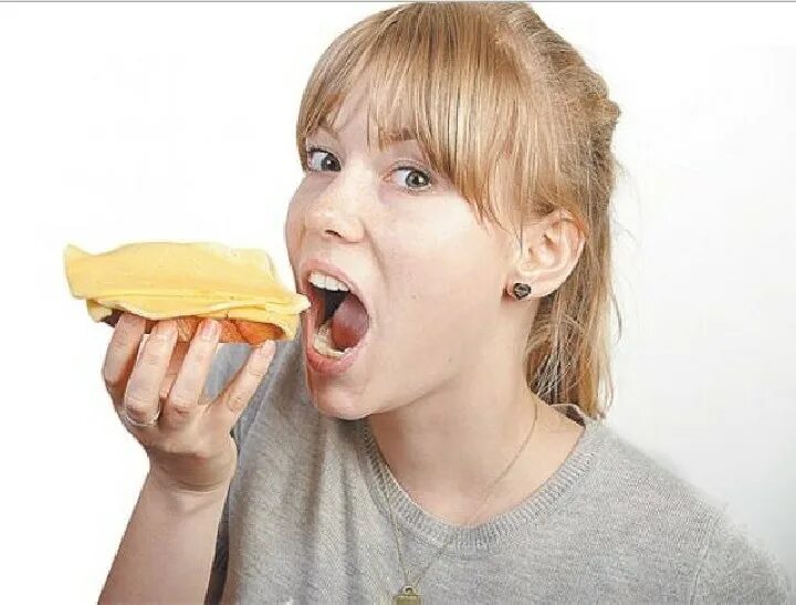 бутерброды для детей. человек ест бутерброд. девушка ест сэндвич. кусает бутерброд. кушает бутерброд.