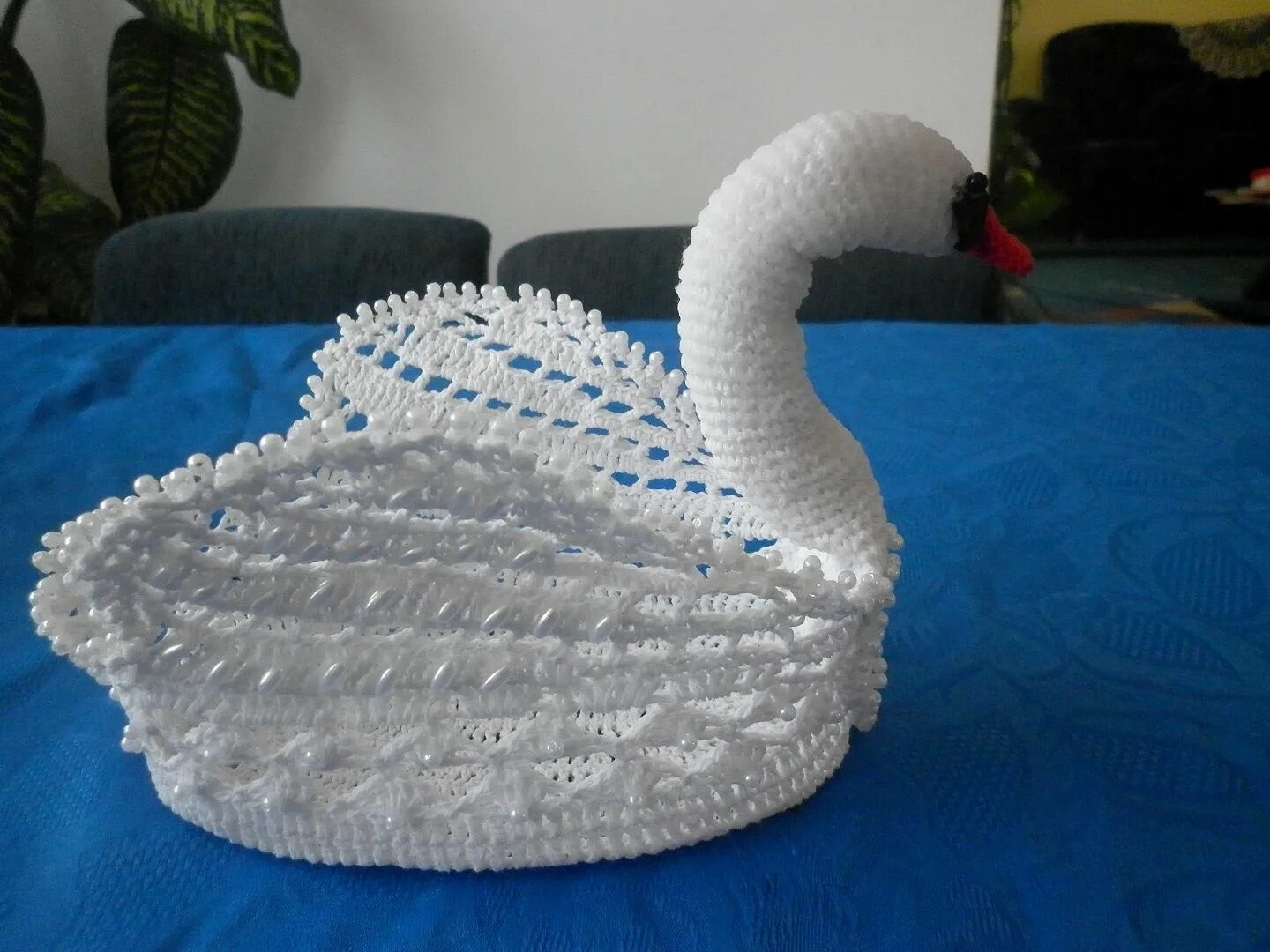 крючок "лебедь". вязаные лебеди крючком. салфетка с лебедями крючком. крючок "лебедь". вязания лебеде.