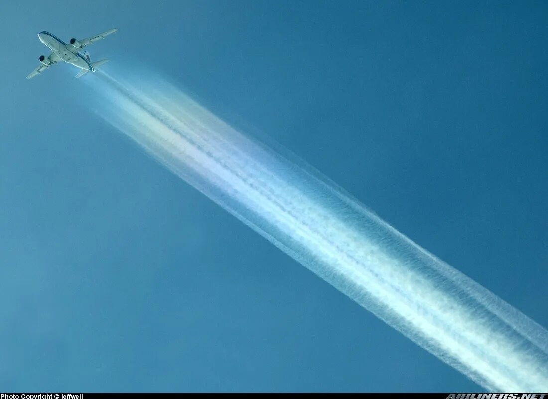 Почему след от самолета. Инверсионный(конденсационный) след. АН-124 инверсионный след. Инверсионный след Airbus a340. Полоса от самолета.