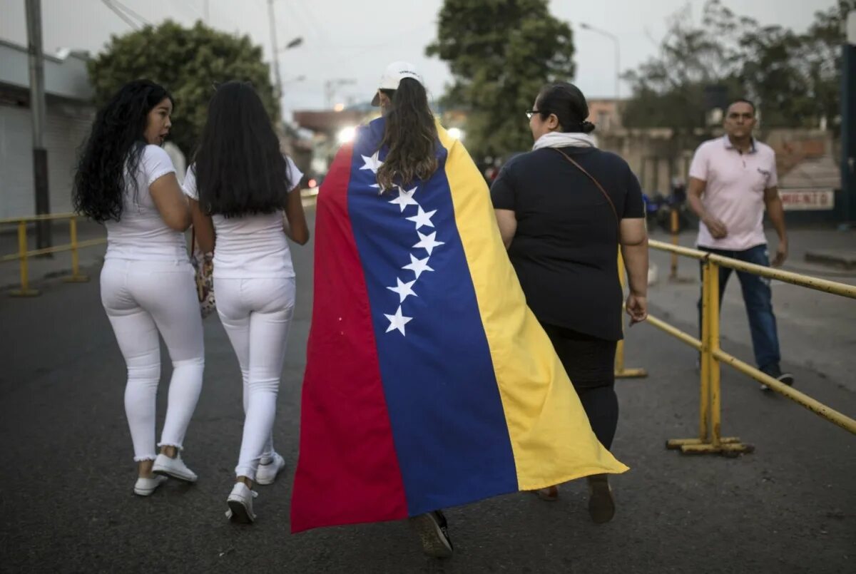 Сегодня во многих странах. Венесуэльские женщины на улицах. Женщины Венесуэлы на улице. Проституция в Венесуэле. Венесуэлки проституция.