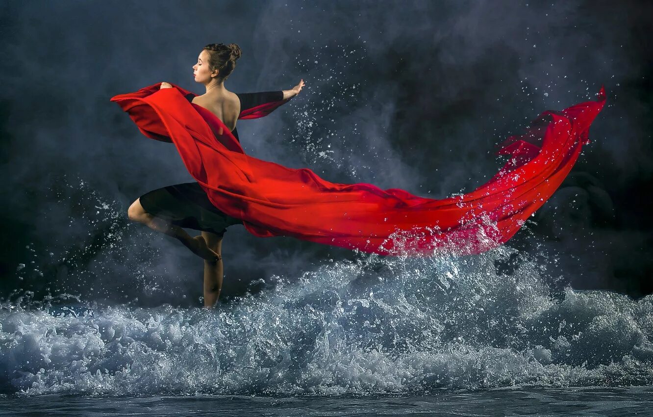 Танец с водой. Волна движение в танце. Танец волна. Хореографический университет в кирове. Конкурс хореографии.