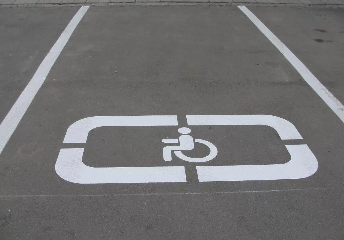 Парковка для инвалидов какой знак. Разметка парковка для инвалидов 1.24.3. Разметка инвалиды 1.24.3. Разметка 1.16.1 на парковочных местах для инвалидов. 1.24.3 Дорожная разметка.