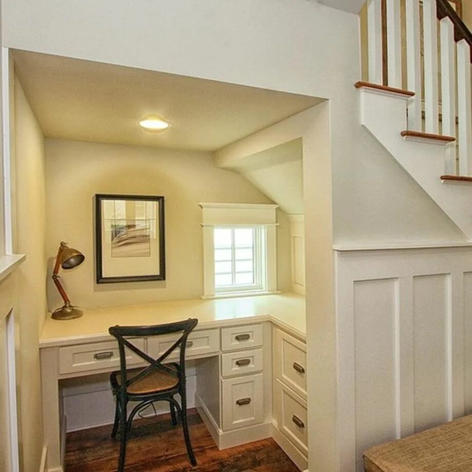 Планировка мансарды с двускатной крышей. Шкаф на мансарде. Мансарда двухскатной крыши интерьер. Шкафы в нишах мансарды. Ниши на мансарде.