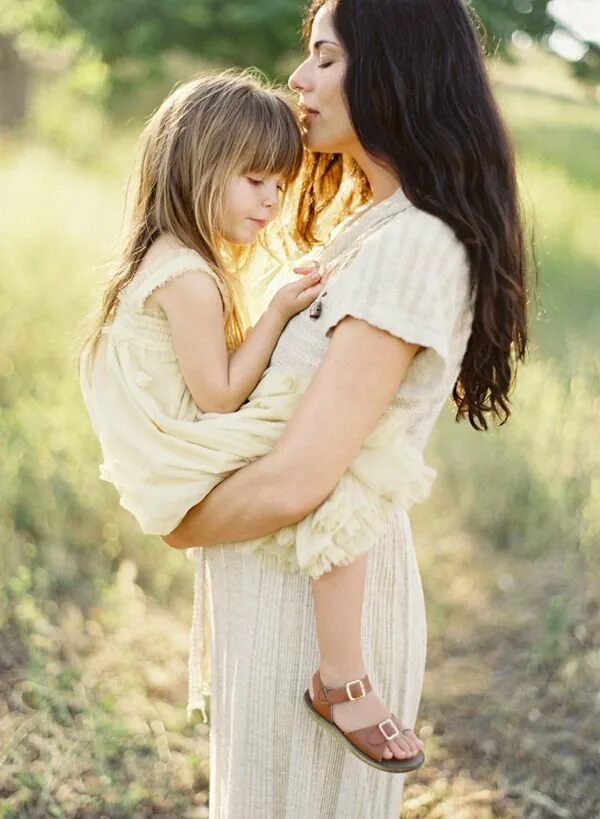девочка с мамой. девочка обнимает маму. маленькая девушка мама. стильная мама. женщина с ребенком.