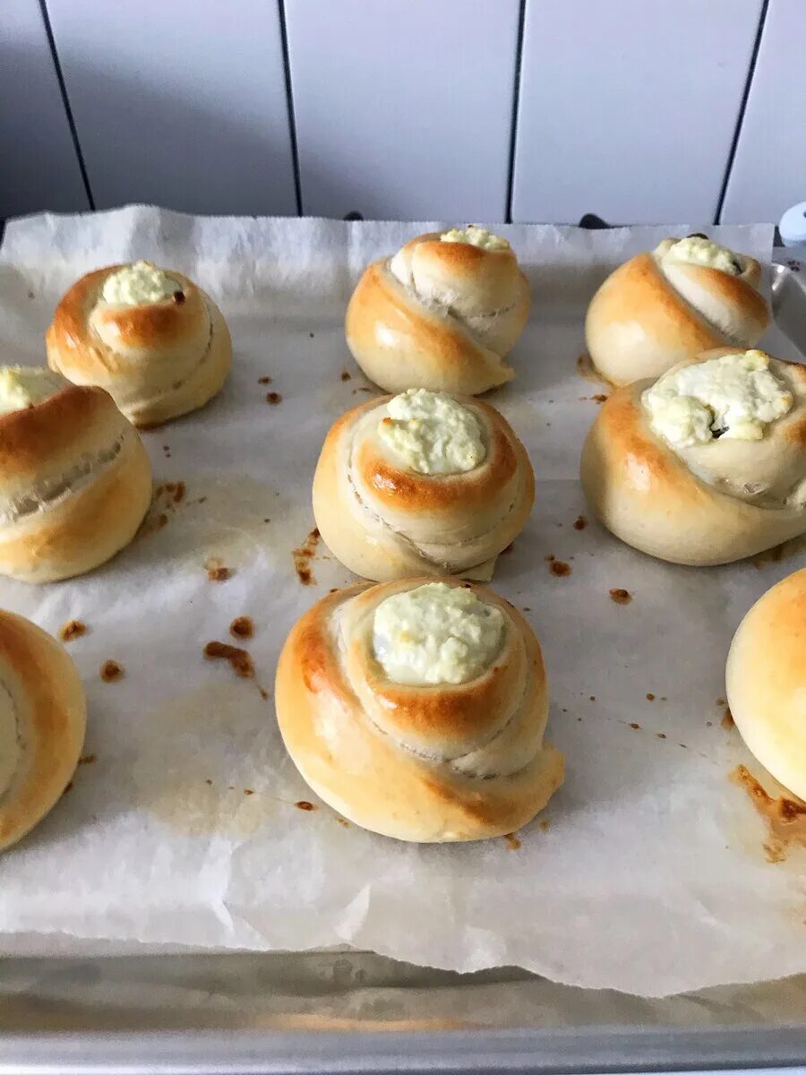 Плюшки с начинкой. Булочки с творогом. Булочки с начинкой. Красивые булочки с творогом.