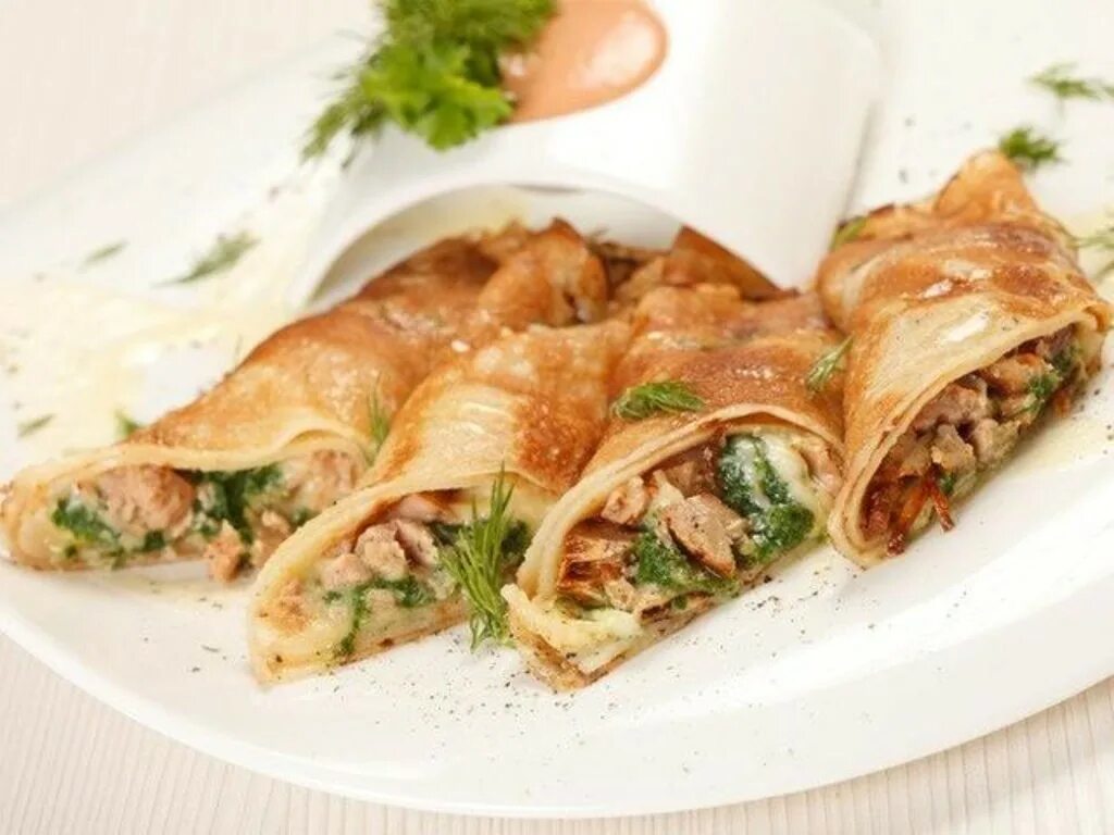 Блины с мясом и грибами. Блины с курицей. блинчики с курицей и грибами. блины с грибами и сыром. блины с курицей и сыром.