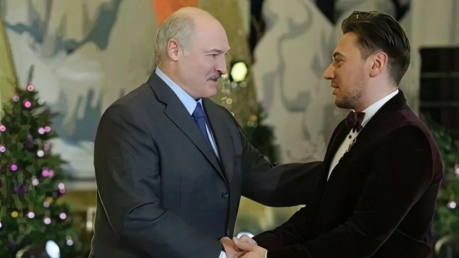 Вручение государственных наград Лукашенко. Лукашенко на старый новый год вручение орденов. Лукашенко вручает награды.