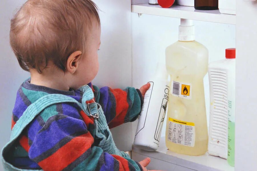 пищевое отравление у ребенка. отравление симптомы у детей. отравление ребенка смесью. отравление средством для розжига у детей. надышалась средством для мытья ванной что делать.