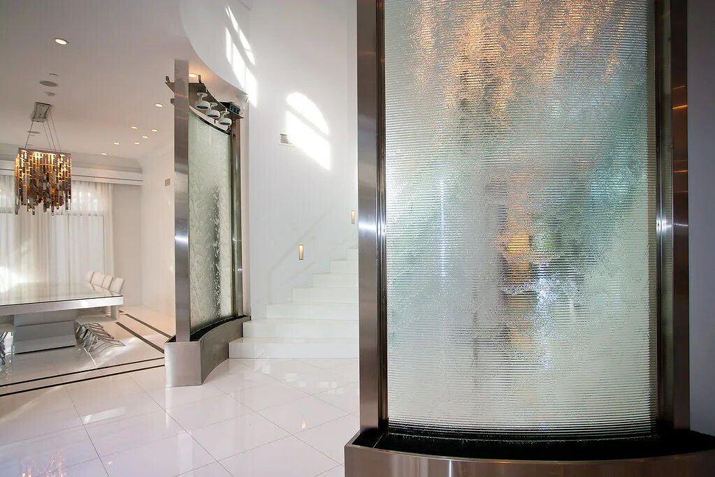 Настенный водопад по стеклу. Водопады по стеклу комнатные. Водопад по стеклу в интерьере. Стеклянный водопад.
