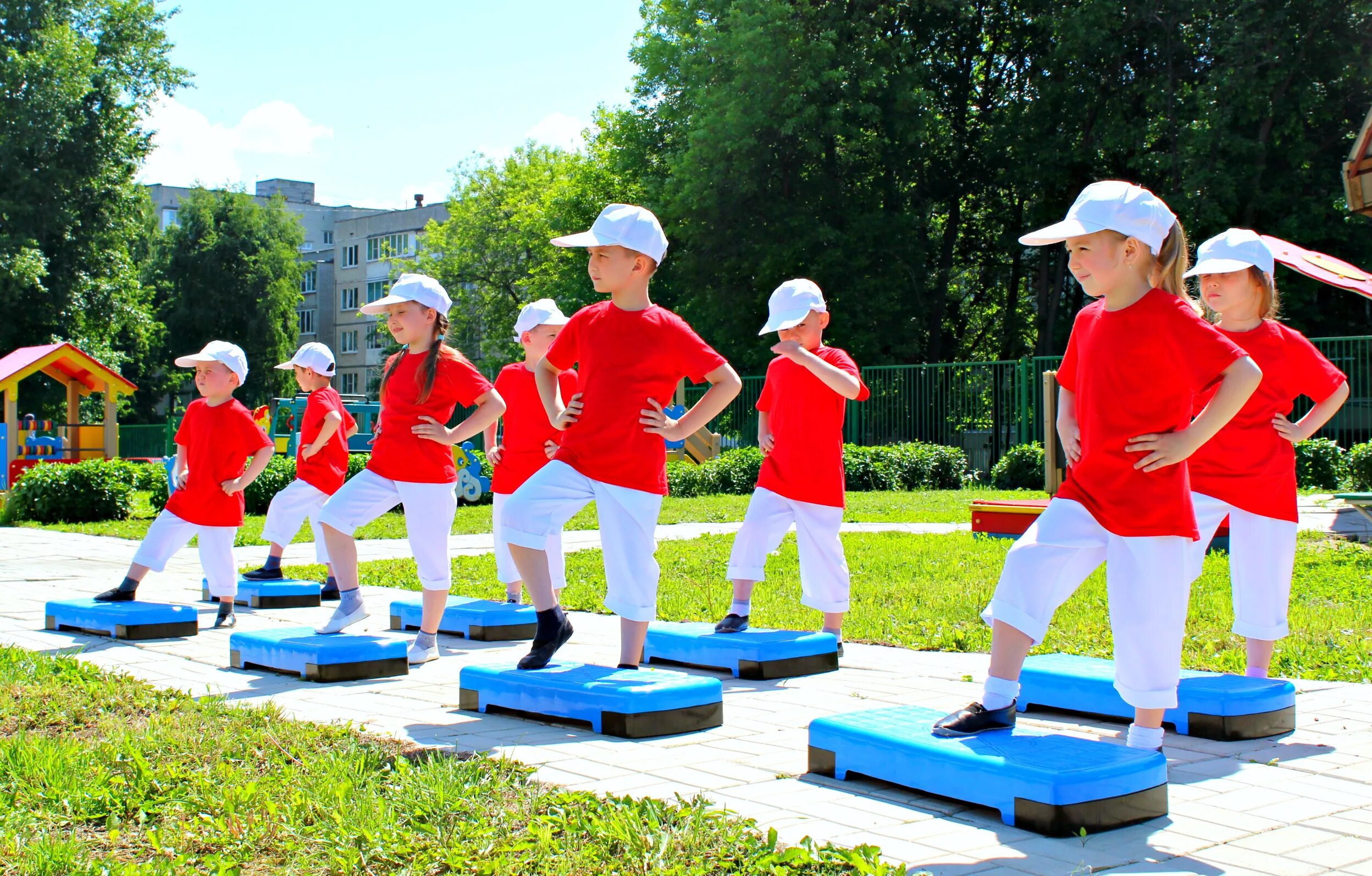 Child step. Спортивные мероприятия летом. Степ аэробика в детском саду. Спортивные мероприятия для детей. Физкультура на улице в детском саду.