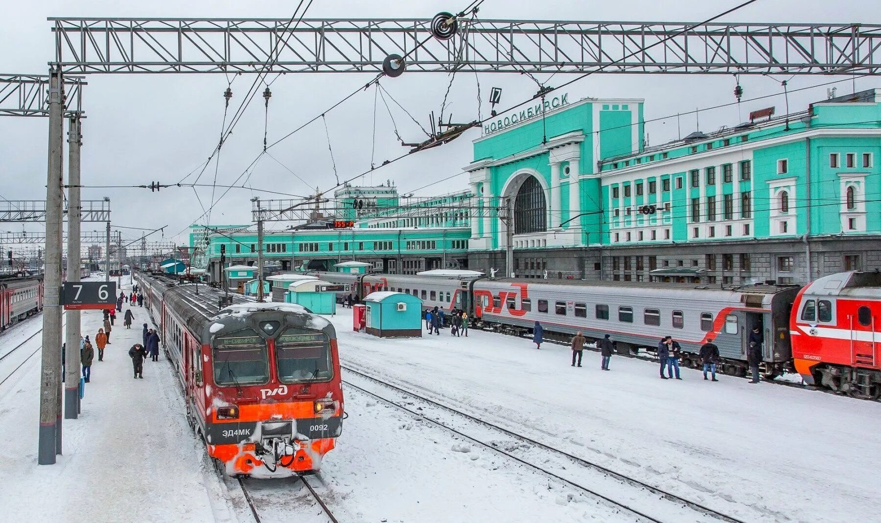 Железнодорожная станция сибирская новосибирск. Ж/д вокзал новосибирск. Жд вокзал новосибирск зимой. Жд вокзал новосибирск главный. Пригородный вокзал новосибирск главный.