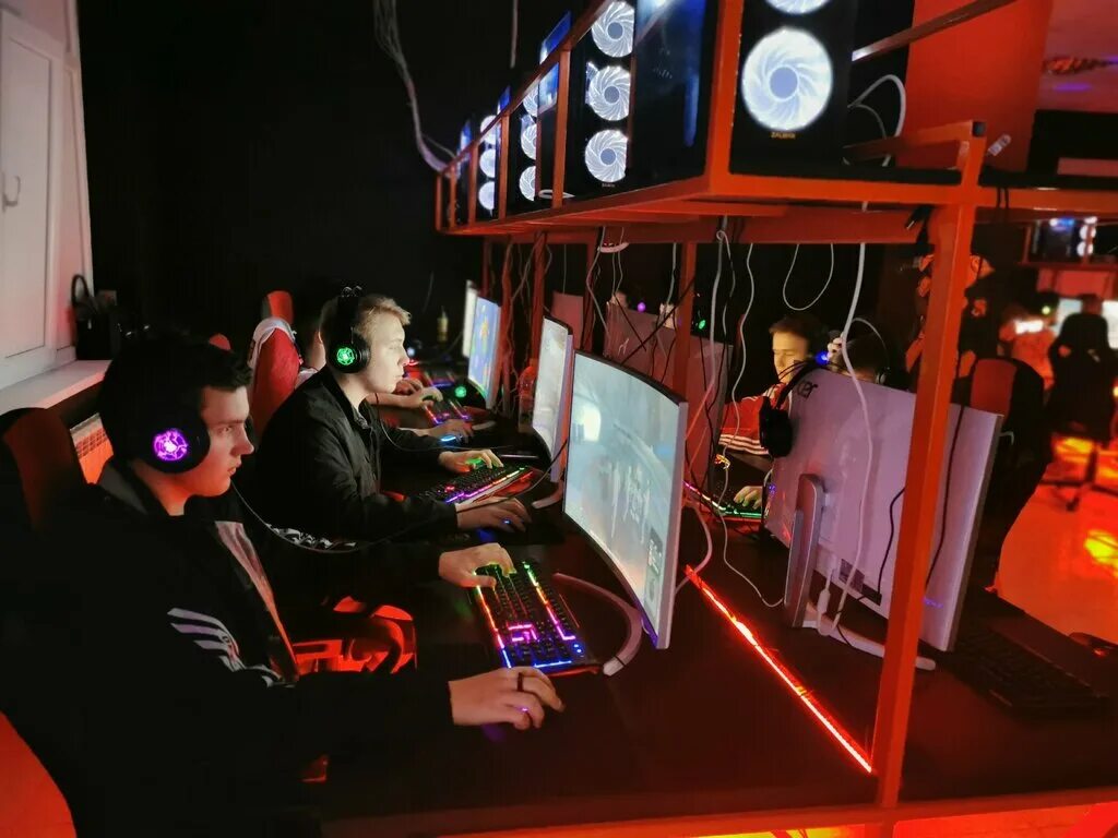 Столы для компьютерного клуба. Компьютерный клуб в галерее. Компьютерный клуб воронеж. Cyber arena воронеж. Протос компьютерный клуб.