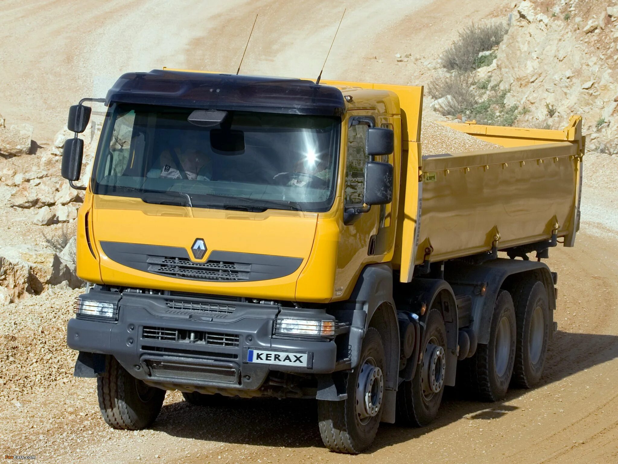 Самосвал renault. Рено 8x4 самосвал. Рено Kerax 8x4. Рено Керакс самосвал. Рено самосвал 8х4.